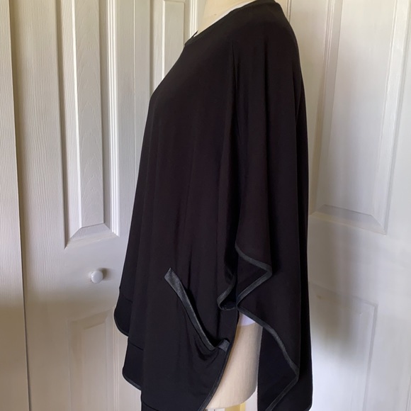 Asymmetrical black poncho - Picture 4 of 11